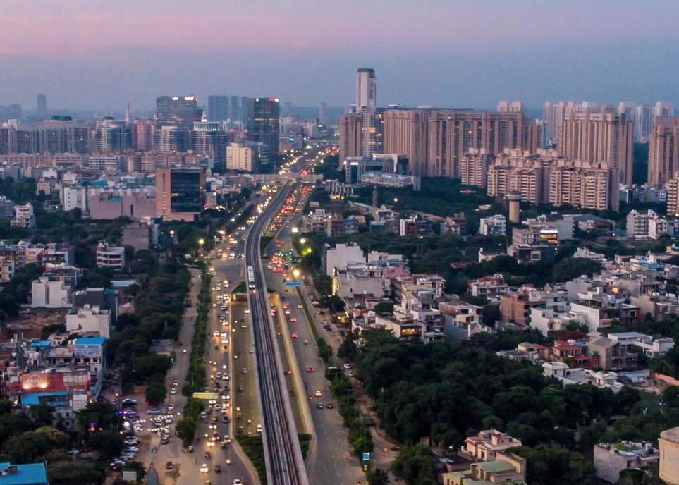 Luxurious lifestyle amenities and green landscaped areas surrounding Golf Course Road Gurgaon properties